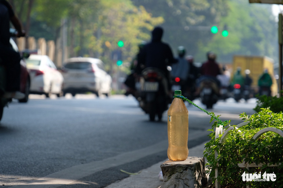 1,7km mọc gần 20 'trạm xăng' tự phát, người dân ‘nhắm mắt’ đổ xăng giá trên trời