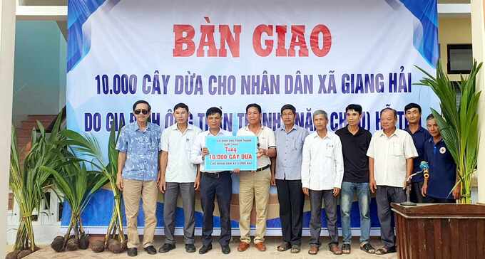 Một gia đình tặng bà con ven biển Thừa Thiên Huế hơn 10.000 cây dừa giống