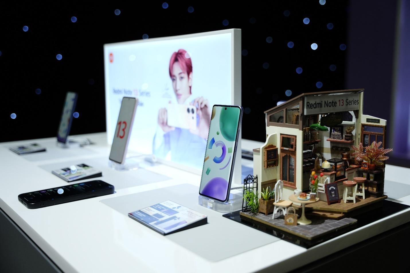 A table with a display of cell phones and a screenDescription automatically generated