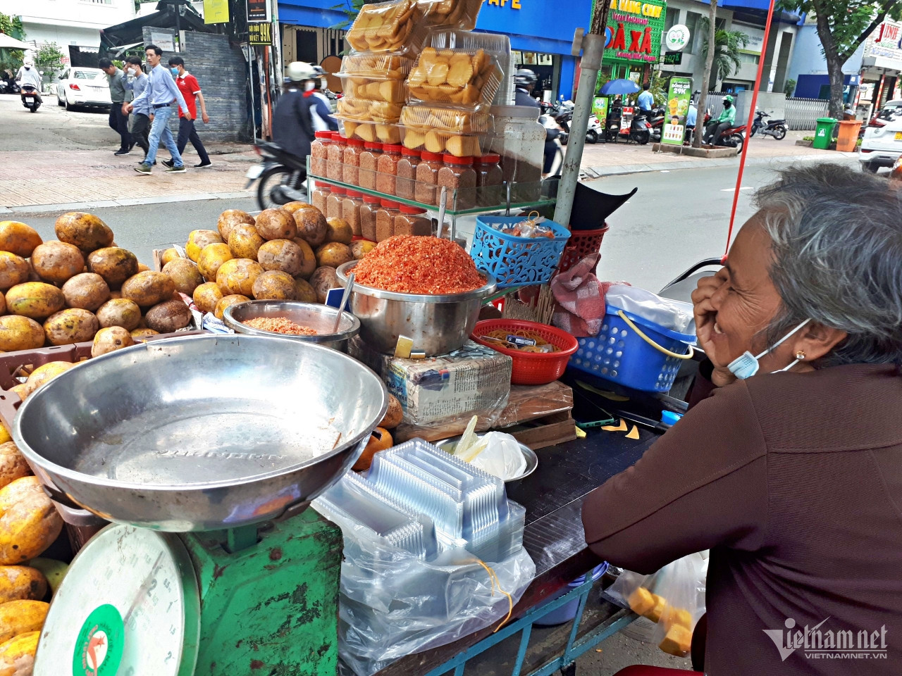 Gọt cóc mỏi tay, 'tiểu thư' Sài thành xưa kiếm tiền triệu mỗi ngày