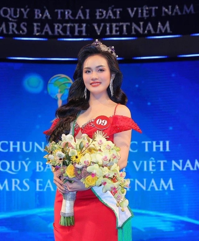 Vũ Thị Hoa đăng quang Mrs Earth Việt Nam 2024