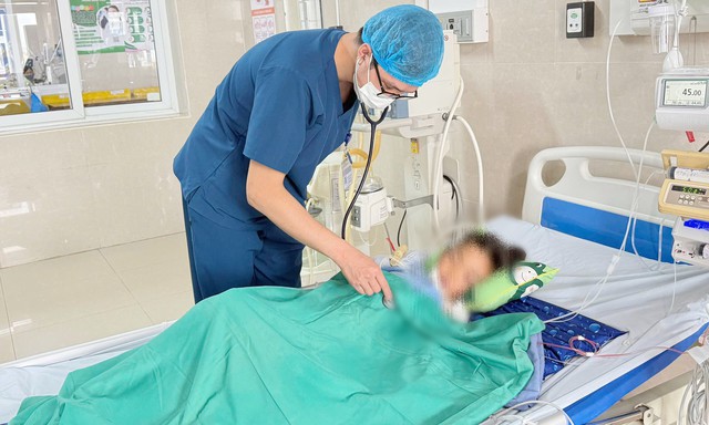 Đang ngủ, bé gái bị rắn độc chui từ điều hòa ra cắn
