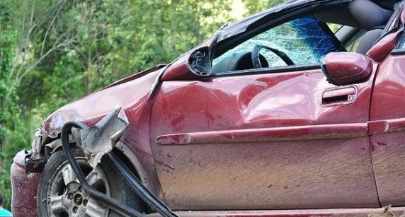 Ô tô nổ lốp đâm trực diện xe máy, 5 người tử vong